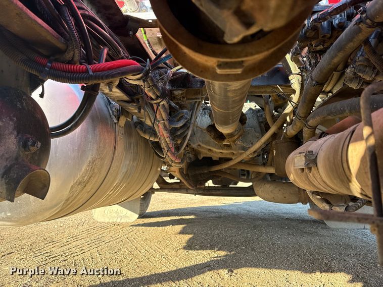 image for item EG1865 2012 Peterbilt 384 semi truck