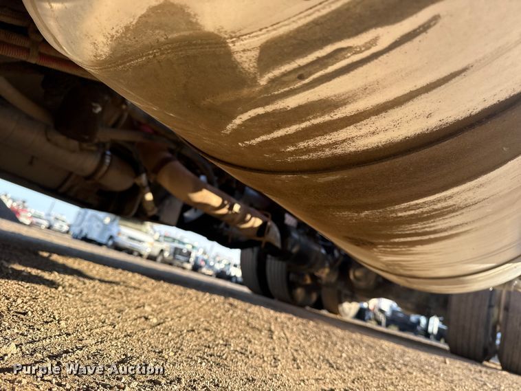 image for item EG1865 2012 Peterbilt 384 semi truck