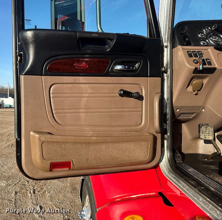 image for item EG1865 2012 Peterbilt 384 semi truck