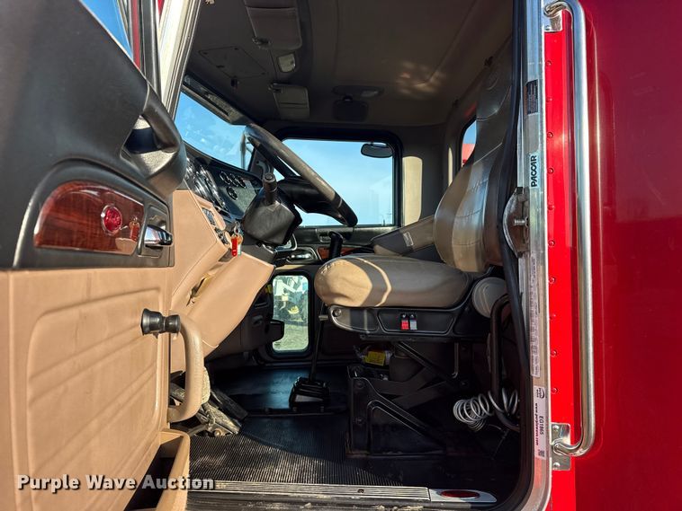 image for item EG1865 2012 Peterbilt 384 semi truck