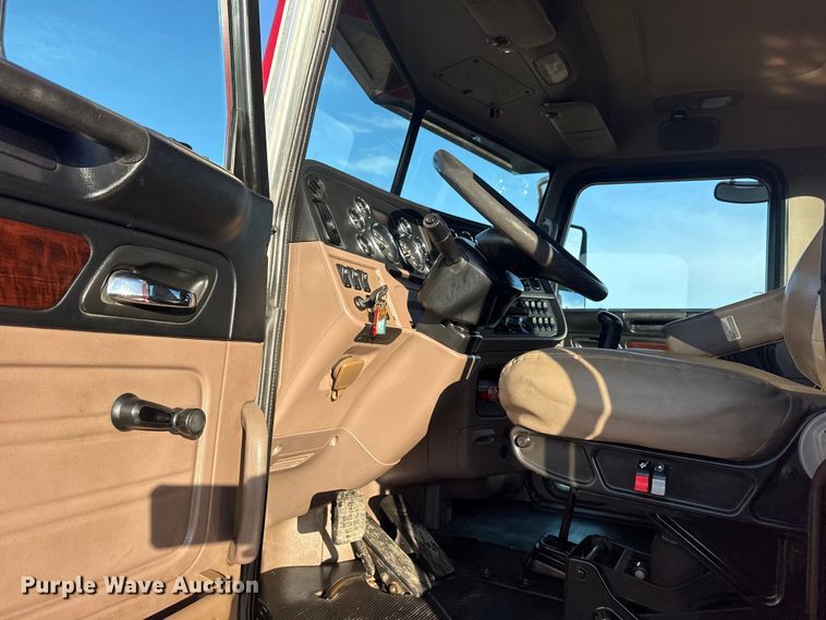 image for item EG1865 2012 Peterbilt 384 semi truck