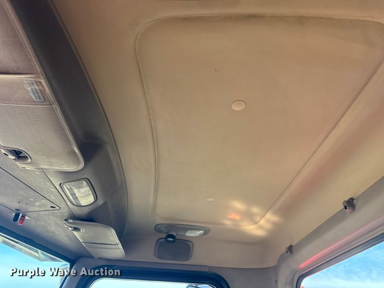 image for item EG1865 2012 Peterbilt 384 semi truck