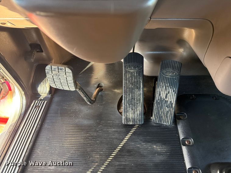 image for item EG1865 2012 Peterbilt 384 semi truck