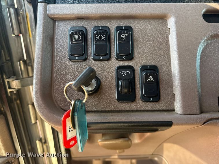 image for item EG1865 2012 Peterbilt 384 semi truck