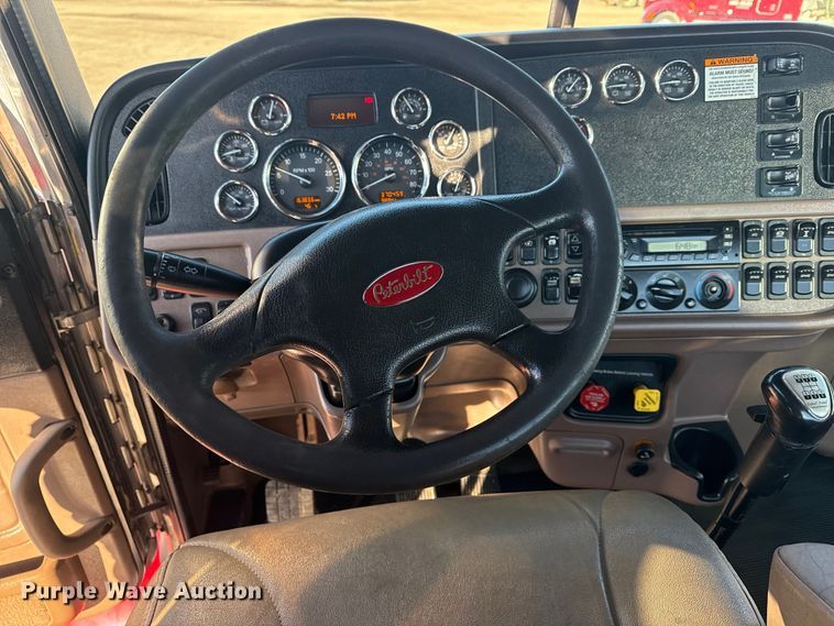 image for item EG1865 2012 Peterbilt 384 semi truck