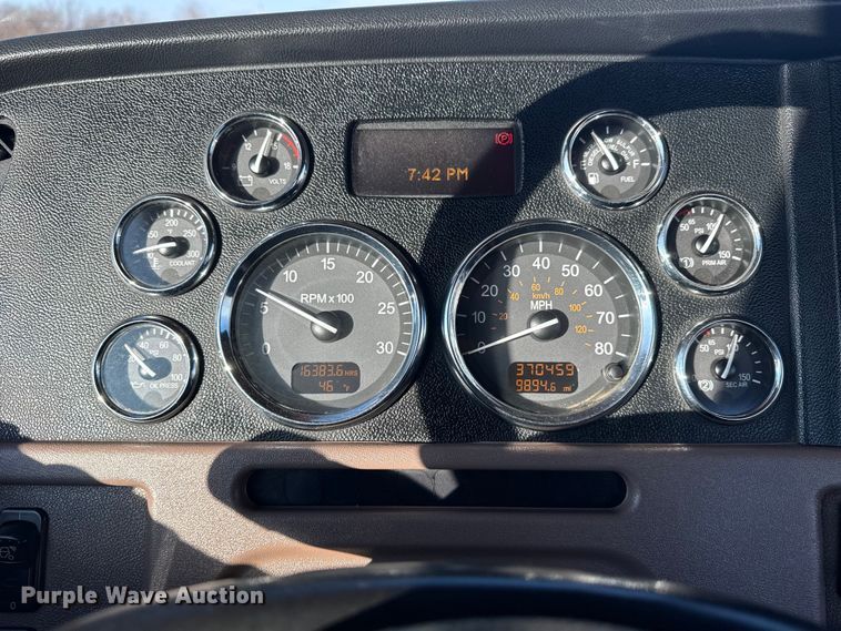 image for item EG1865 2012 Peterbilt 384 semi truck