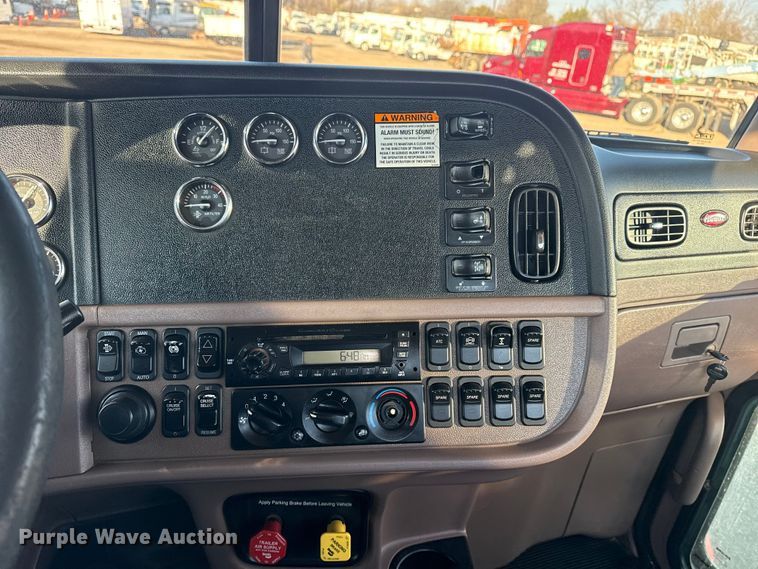 image for item EG1865 2012 Peterbilt 384 semi truck