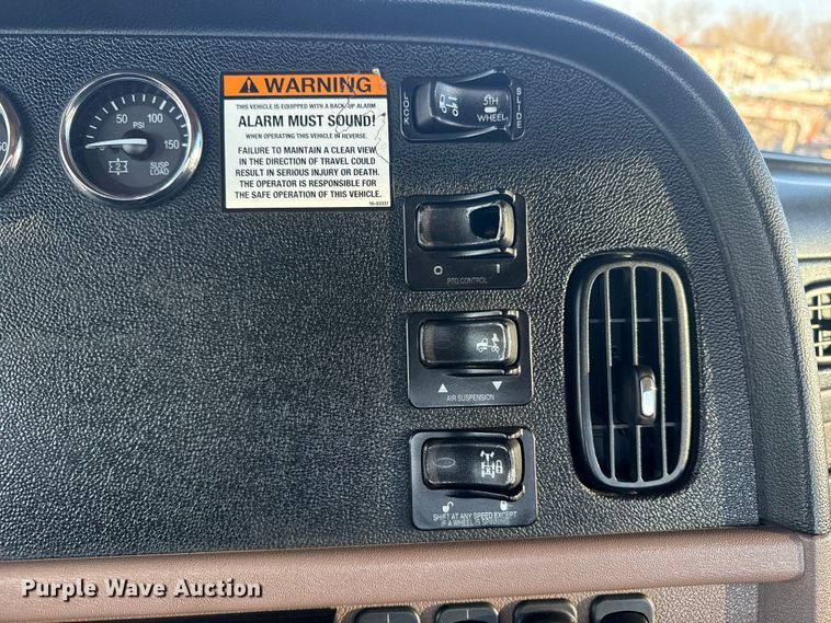 image for item EG1865 2012 Peterbilt 384 semi truck