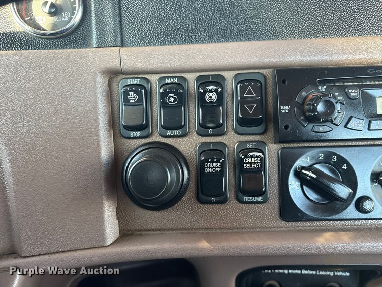 image for item EG1865 2012 Peterbilt 384 semi truck