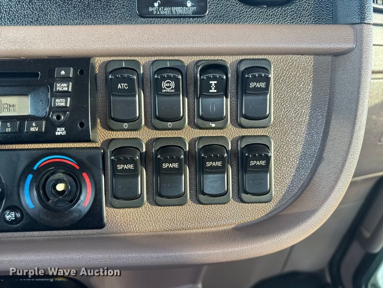 image for item EG1865 2012 Peterbilt 384 semi truck