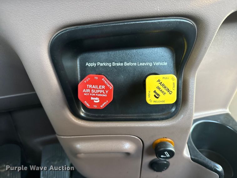 image for item EG1865 2012 Peterbilt 384 semi truck