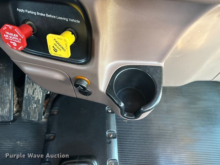 image for item EG1865 2012 Peterbilt 384 semi truck