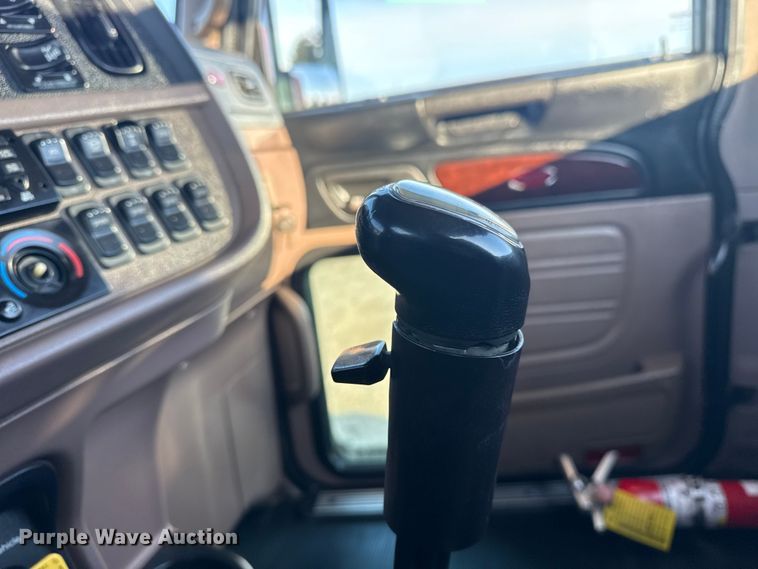 image for item EG1865 2012 Peterbilt 384 semi truck