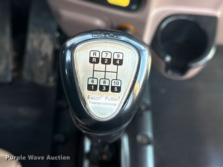 image for item EG1865 2012 Peterbilt 384 semi truck