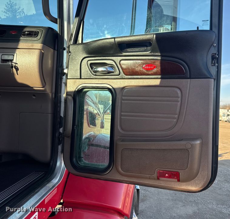 image for item EG1865 2012 Peterbilt 384 semi truck