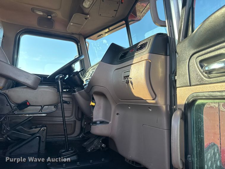 image for item EG1865 2012 Peterbilt 384 semi truck