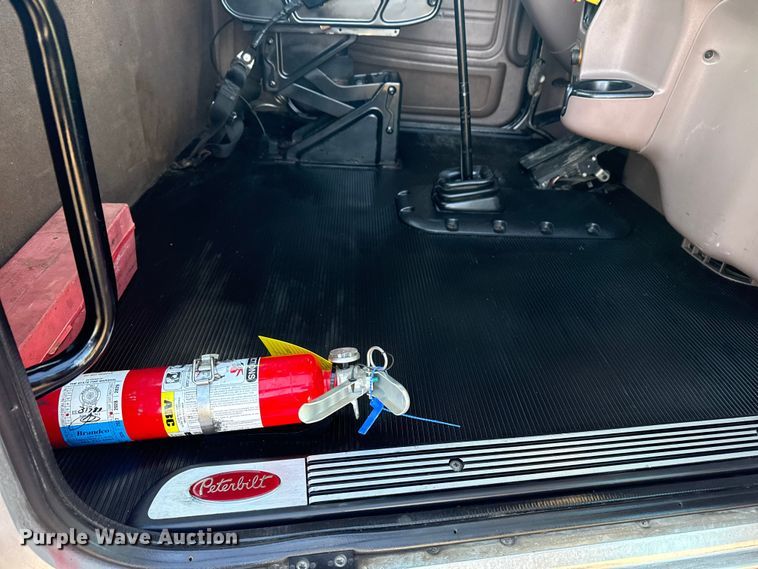 image for item EG1865 2012 Peterbilt 384 semi truck