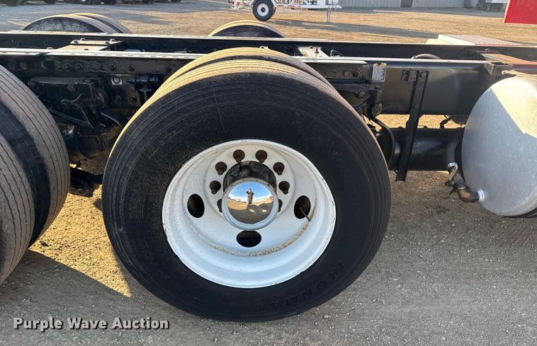 image for item EG1865 2012 Peterbilt 384 semi truck