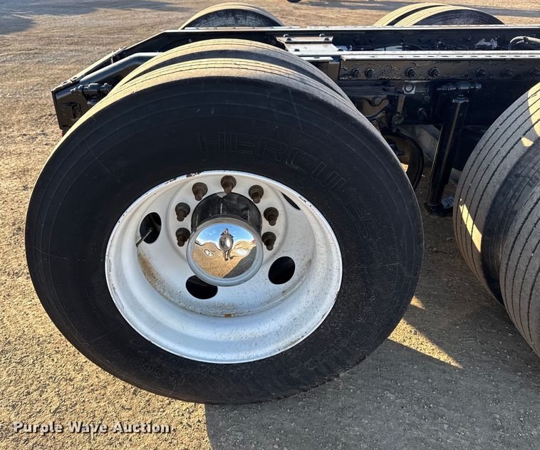 image for item EG1865 2012 Peterbilt 384 semi truck