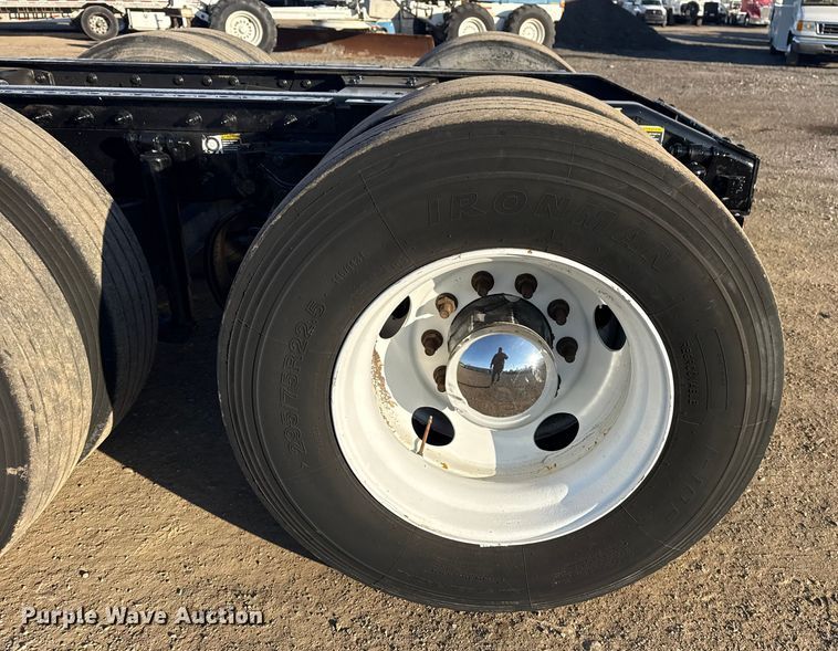 image for item EG1865 2012 Peterbilt 384 semi truck