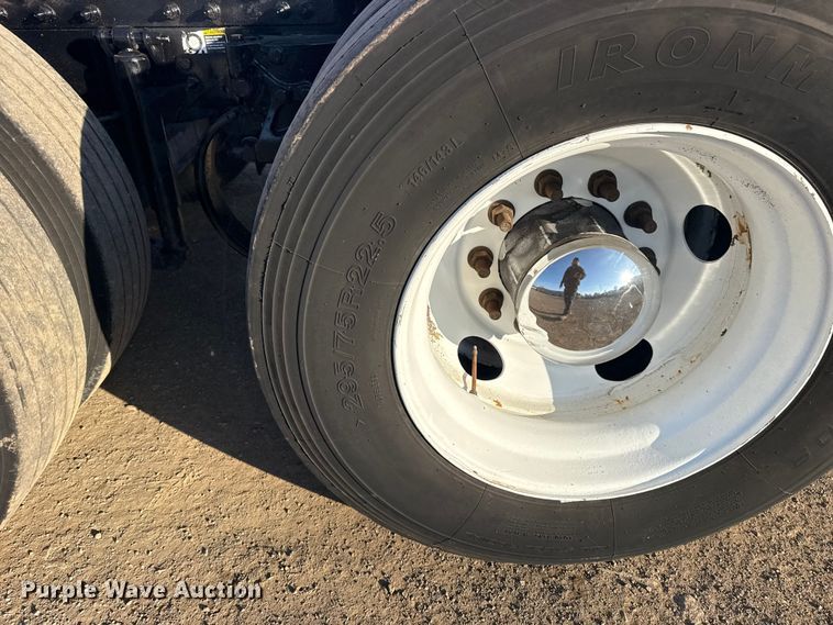 image for item EG1865 2012 Peterbilt 384 semi truck