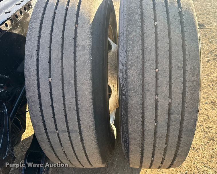 image for item EG1865 2012 Peterbilt 384 semi truck