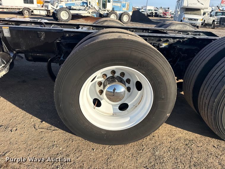 image for item EG1865 2012 Peterbilt 384 semi truck