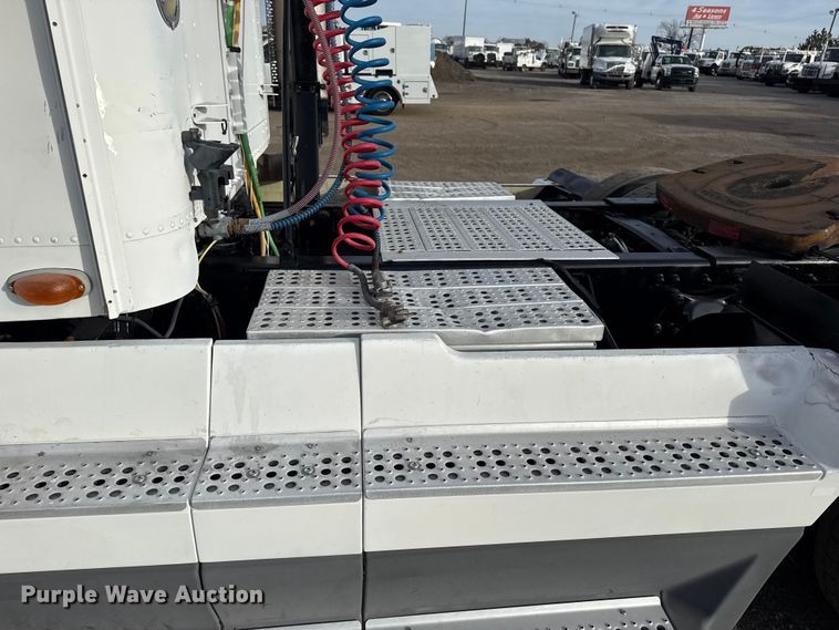 image for item EG1901 1999 Freightliner semi truck