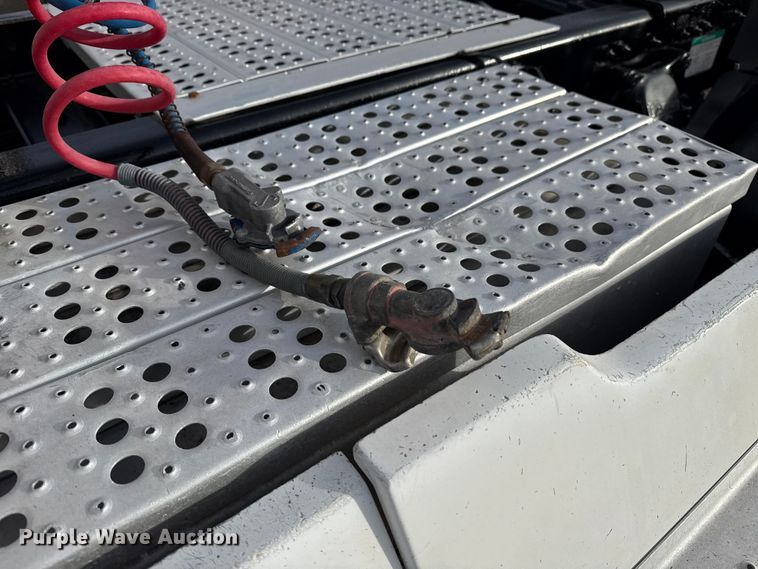 image for item EG1901 1999 Freightliner semi truck