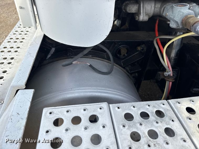 image for item EG1901 1999 Freightliner semi truck