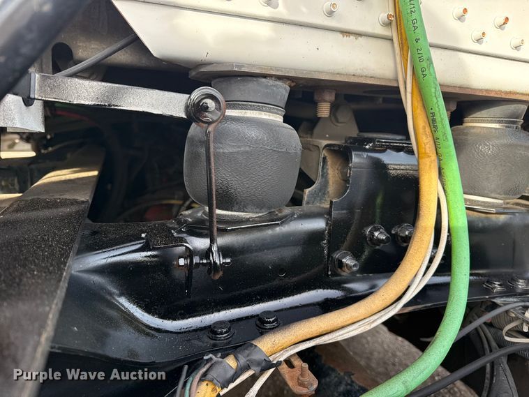 image for item EG1901 1999 Freightliner semi truck