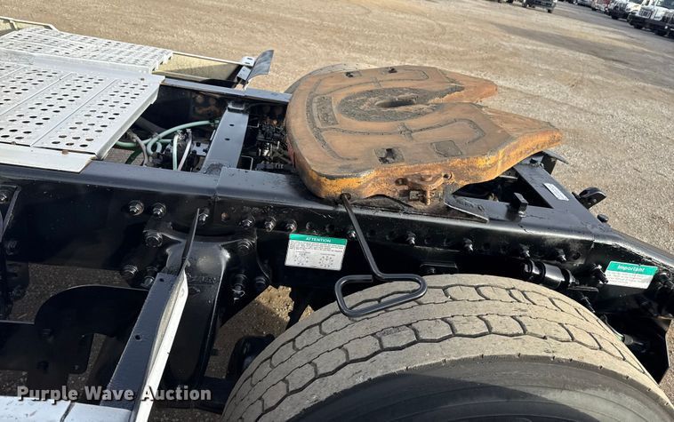 image for item EG1901 1999 Freightliner semi truck