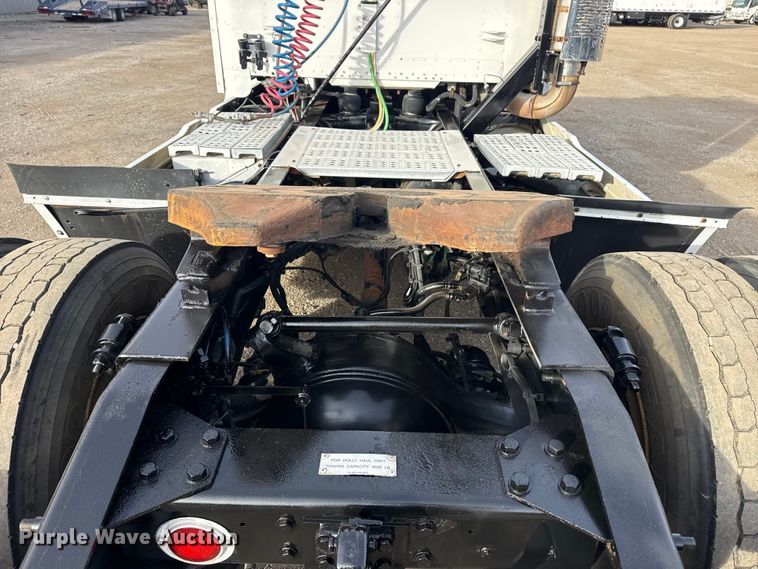 image for item EG1901 1999 Freightliner semi truck