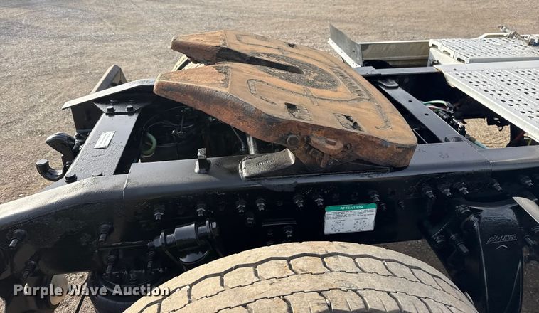 image for item EG1901 1999 Freightliner semi truck