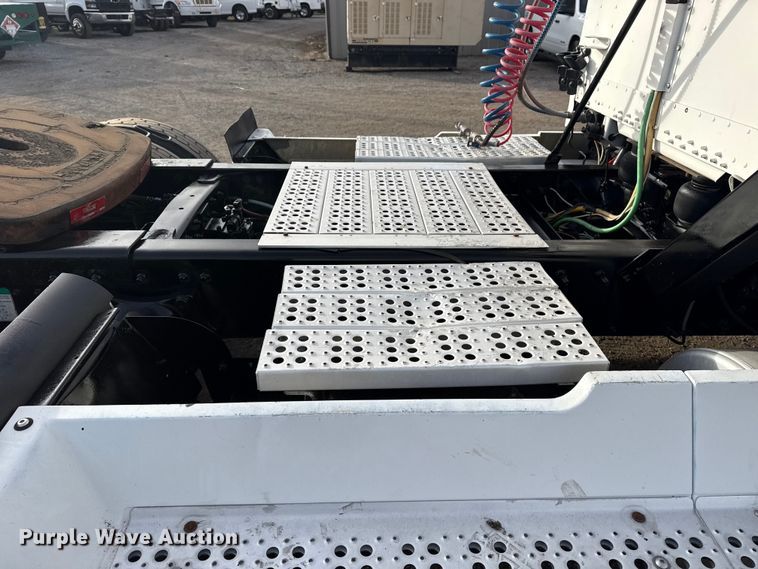 image for item EG1901 1999 Freightliner semi truck