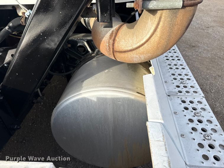 image for item EG1901 1999 Freightliner semi truck