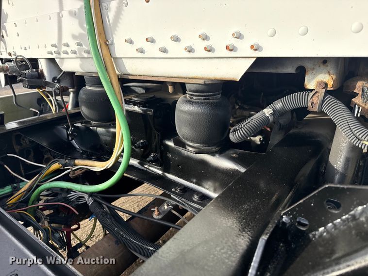 image for item EG1901 1999 Freightliner semi truck