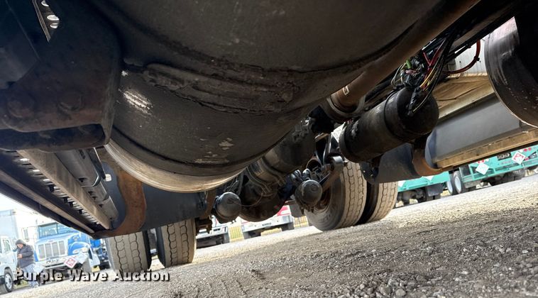 image for item EG1901 1999 Freightliner semi truck