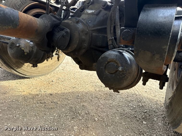 image for item EG1901 1999 Freightliner semi truck