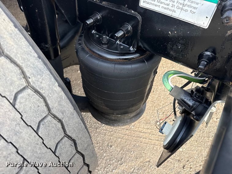 image for item EG1901 1999 Freightliner semi truck