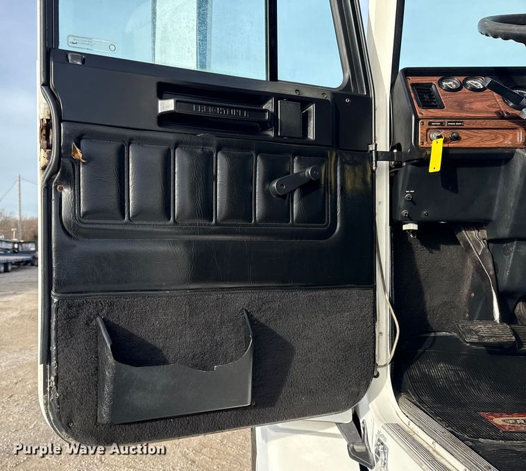 image for item EG1901 1999 Freightliner semi truck