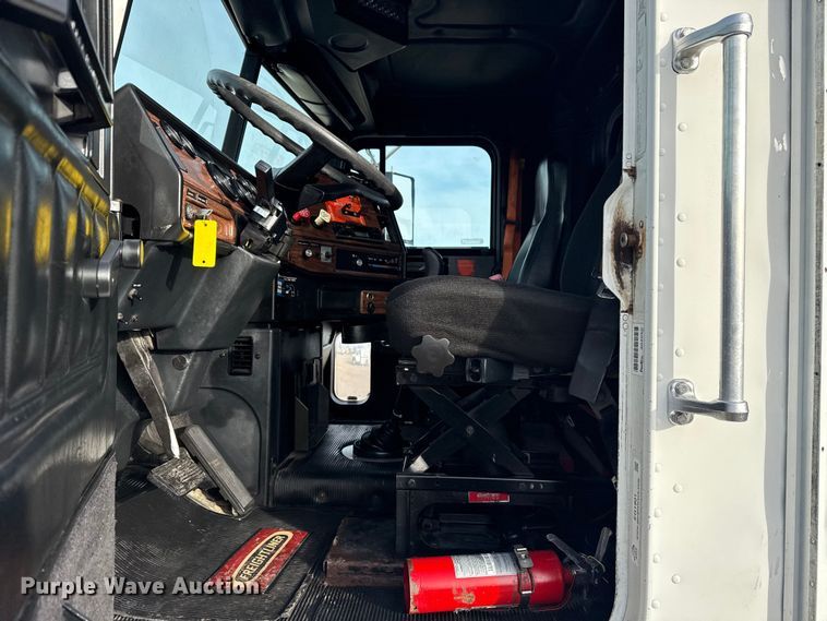 image for item EG1901 1999 Freightliner semi truck