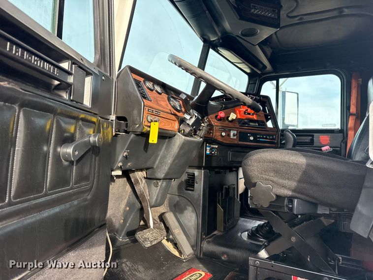 image for item EG1901 1999 Freightliner semi truck