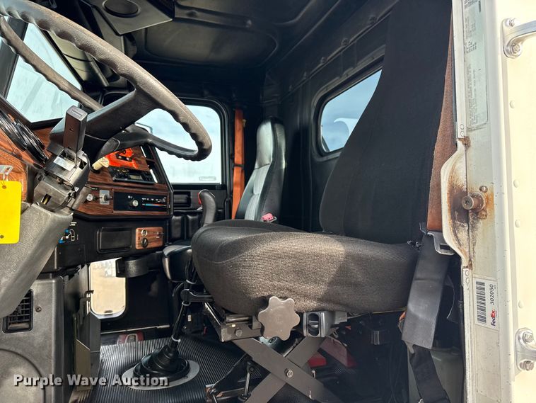 image for item EG1901 1999 Freightliner semi truck