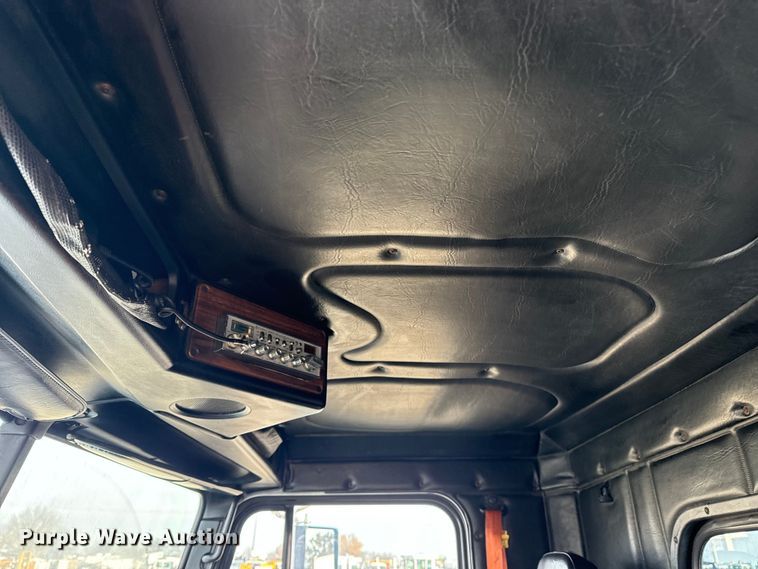 image for item EG1901 1999 Freightliner semi truck