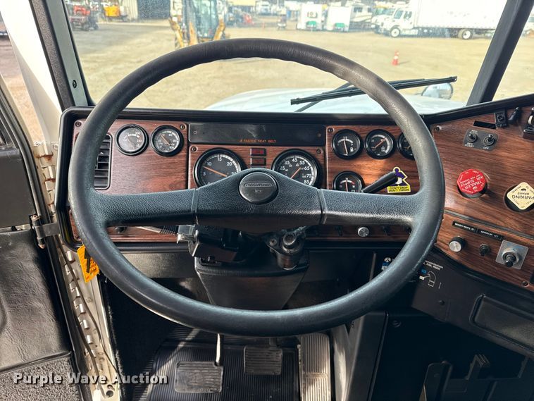 image for item EG1901 1999 Freightliner semi truck