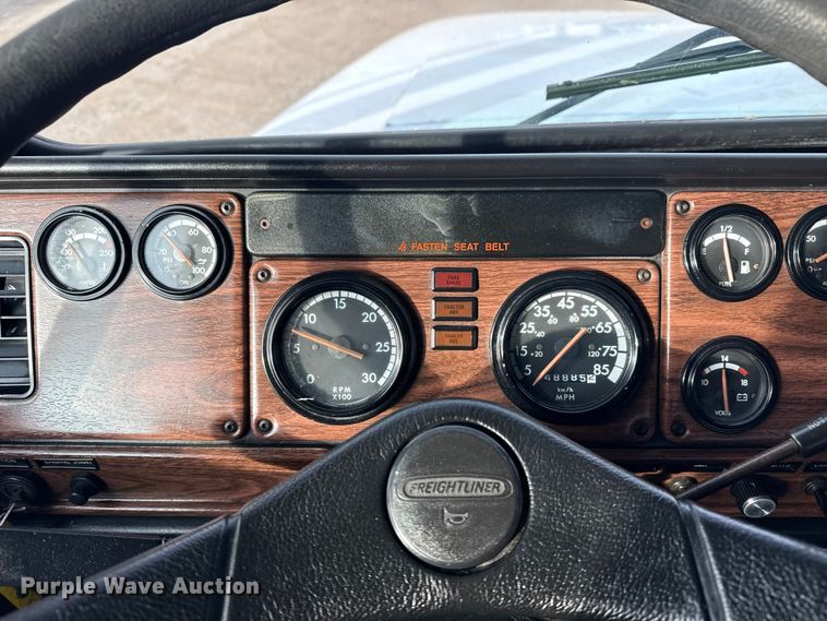 image for item EG1901 1999 Freightliner semi truck