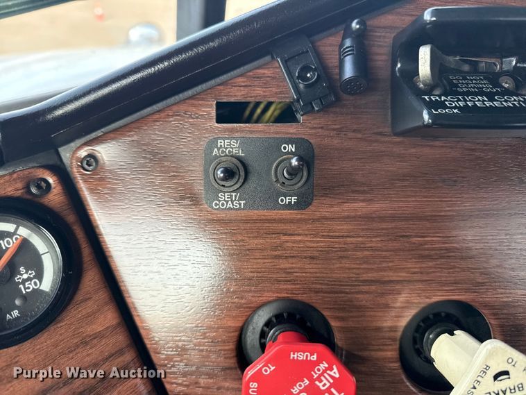 image for item EG1901 1999 Freightliner semi truck