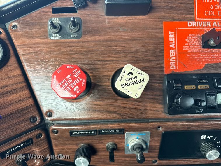 image for item EG1901 1999 Freightliner semi truck