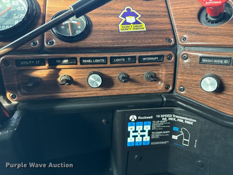 image for item EG1901 1999 Freightliner semi truck